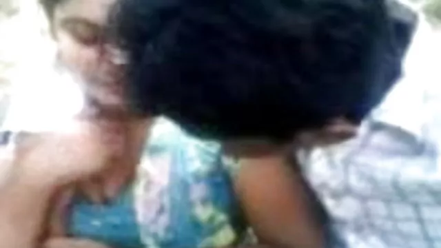 गर्म अश्लील कोई पंजीकरण  खुद के साथ ब्लू नंगी मूवी खेल सोफे पर